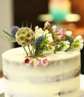 Ajouter des fleurs naturelles sur les gâteaux : les conseils de Marie-Michèle Dion Bouchard
