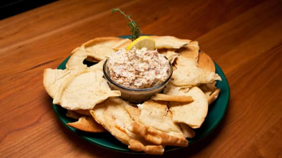 Trempette méditerranéenne et croustilles de pita