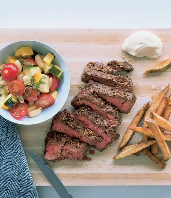 Bavette de bœuf, salade de tomates cerises, haricots, courgettes, menthe et basilic