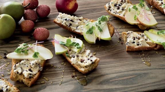 Crostini au chèvre, miel et grué de cacao