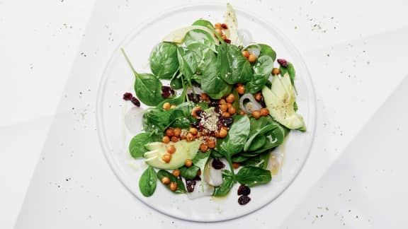 Salade aux graines de chanvre, pois chiches rôtis et canneberges