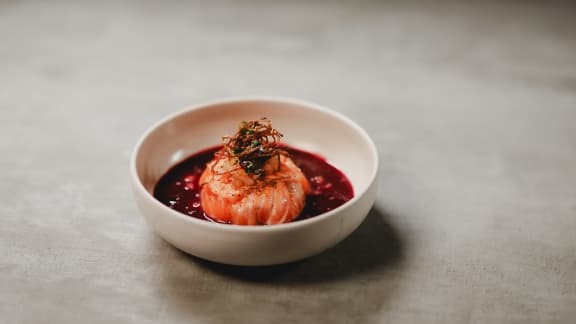 Truite saumurée, sauce aux fruits des champs et rhubarbe frite