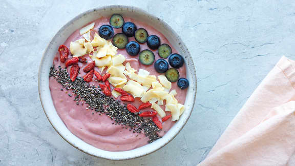 Bol de smoothie aux framboises, à l'avocat et à l'ananas