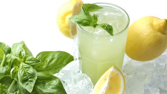 Limonade pétillante au citron et basilic