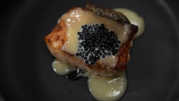 Saumon, beurre blanc au caviar