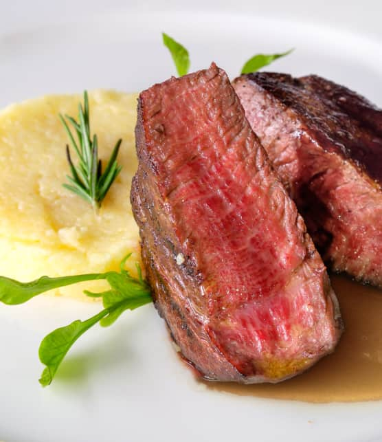 Rouelle de jarret de bœuf wagyu braisé sur polenta au parmesan