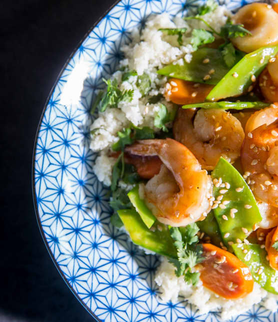 Sauté de crevettes sur riz de chou-fleur