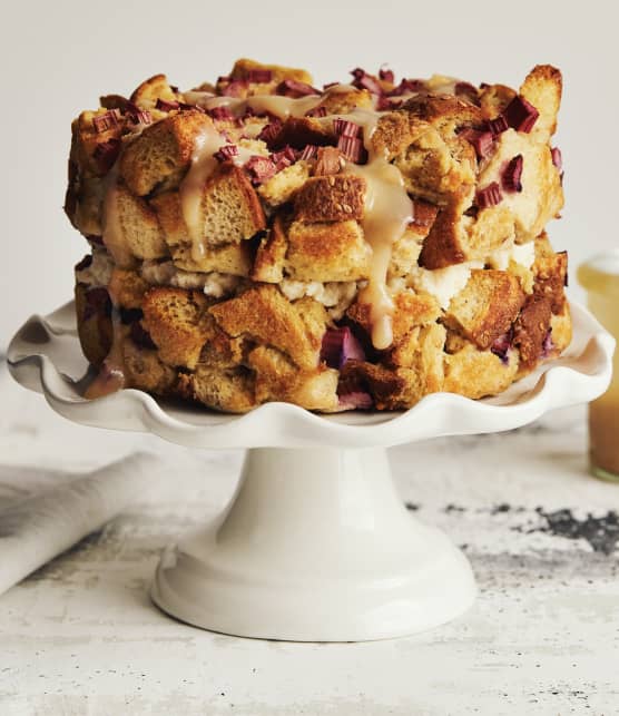 Gâteau étagé de type pouding au pain à la rhubarbe, glaçage au mascarpone & sauce à l’érable