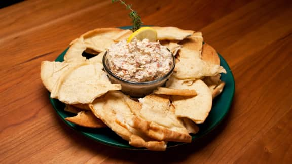 Trempette méditerranéenne et croustilles de pita