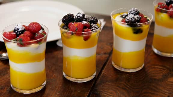 pouding santé à la mangue et aux petits fruits macérés