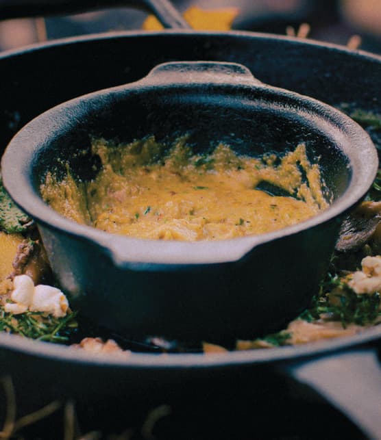 Polenta crémeuse au Maître Jules, purée de courgettes aux herbes, courge rôtie, pesto d’oseille, popcorn et huile de caméline