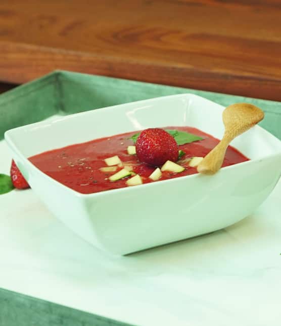 Soupe dessert aux fraises et au basilic
