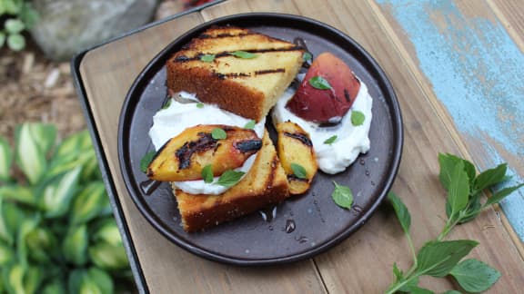 Ricotta au miel et à la vanille, quatre-quarts grillés et pêches grillées