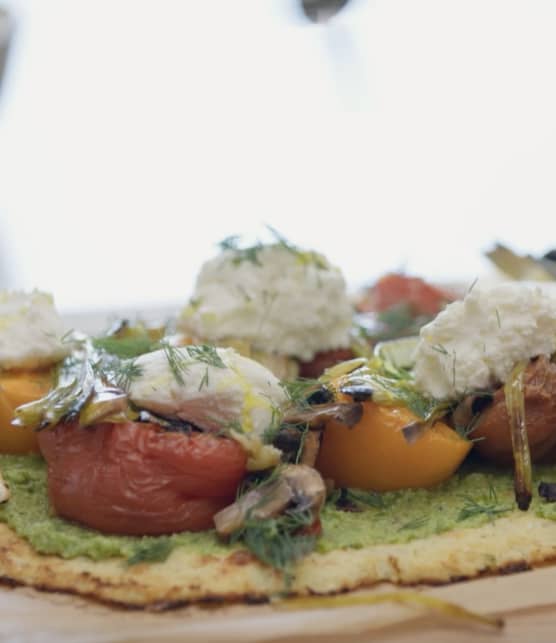 Tarte fine aux légumes sur croûte de chou-fleur