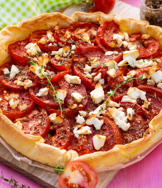 Tarte aux tomates confites, oignons caramélisés, feta et basilic