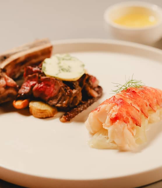 Bifteck de côte, légumes rôtis, salade de fenouil, homard et beurre composé