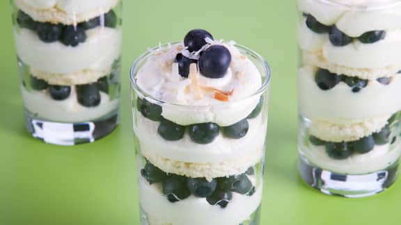 Petits trifles au citron et aux bleuets