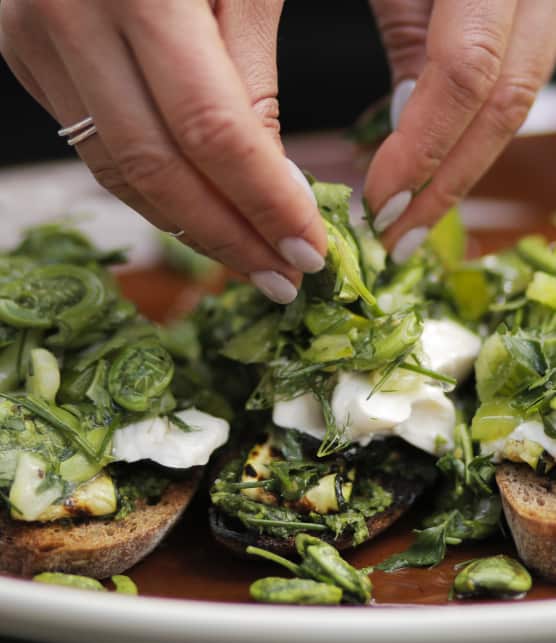 Toast de burrata avec têtes de violon