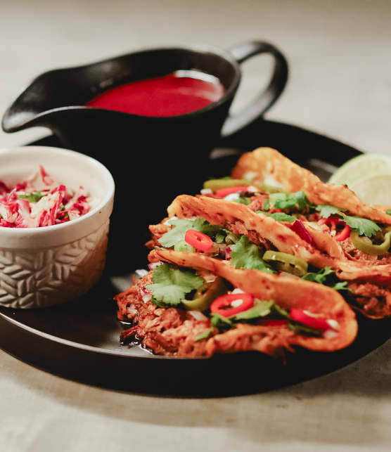 Tacos carnitas façon birria, crème à la lime et salade de radicchio