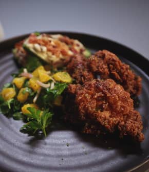 Poulet frit laqué à l’érable et jalapeños farcis