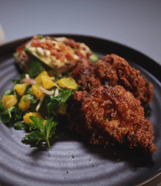 Poulet frit laqué à l’érable et jalapeños farcis