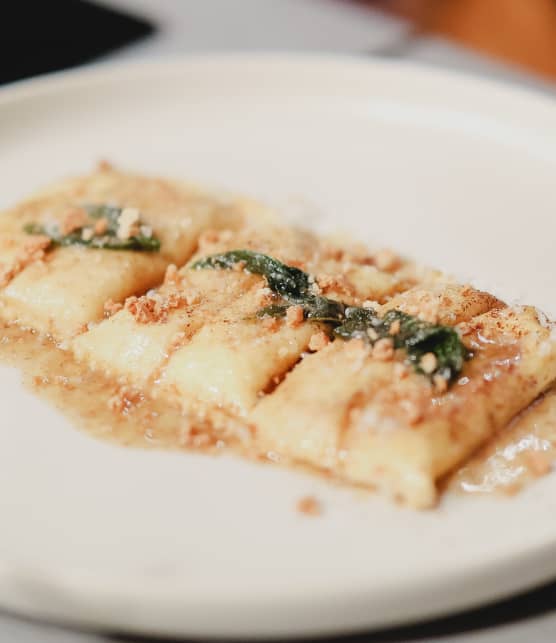 Raviolis doppio à la ricotta, fromage de chèvre et courge, beurre à la sauge et crumble d’amaretti