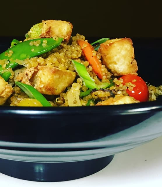 Quinoa sauté au gingembre et tofu (chaufa de quinua et tofu)