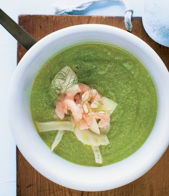 Potage aux pois verts, fenouil et crevettes