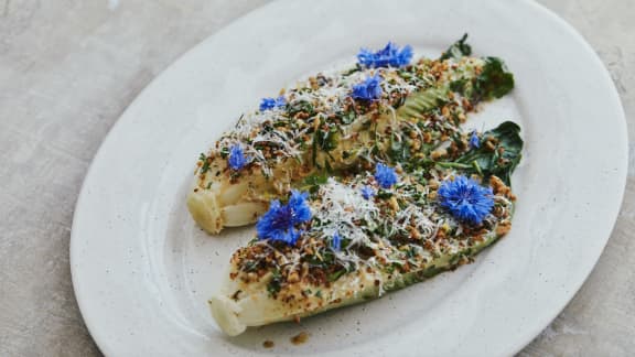 Cœur de laitue cuit, sauce tonnato, fromage de chèvre & chapelure à la gremolata