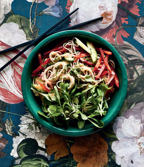 Salade froide de nouilles soba et de mâche