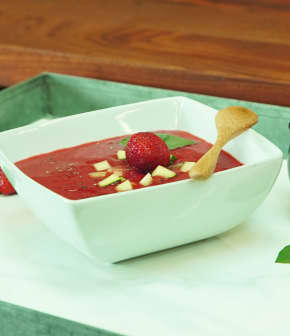 Comment faire une soupe froide aux fraises et basilic avec Karine Verpillot