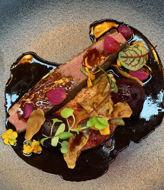 Magret de canard cuit sous-vide, panais, betterave, glace de viande au poivre des dunes