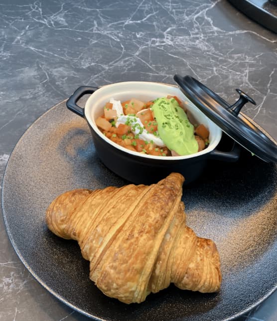 Œuf poché sur ragout de fèves pinto, tomates, lentilles, légumes racines et avocat