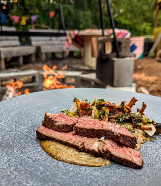 Tomahawk de boeuf sur feu de bois, sauce aux oignons brûlés