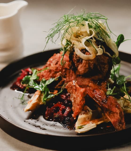 Dindon frit, gaufre au parmesan, chutney de cerises et salade de fenouil