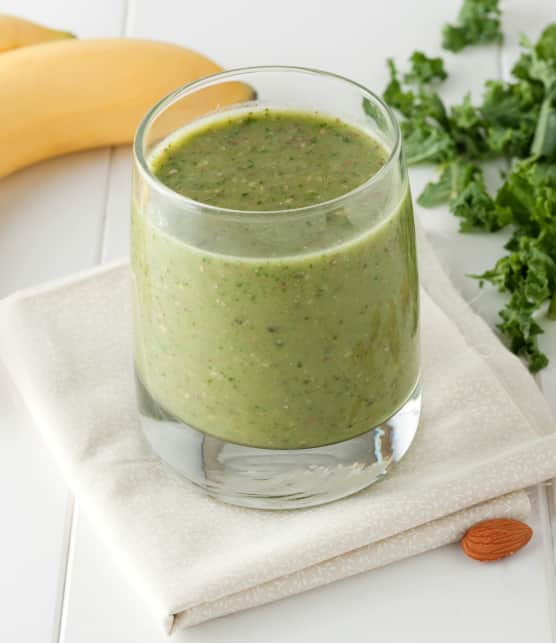 smoothie aux bananes, lait d’amande et kale