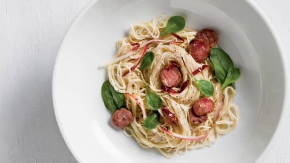 Capellinis au saucisson, miel, endives et verdure