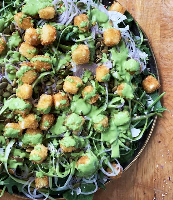 Salade verte, asperges, chou-fleur, croûtons de feta, vinaigrette aux herbes