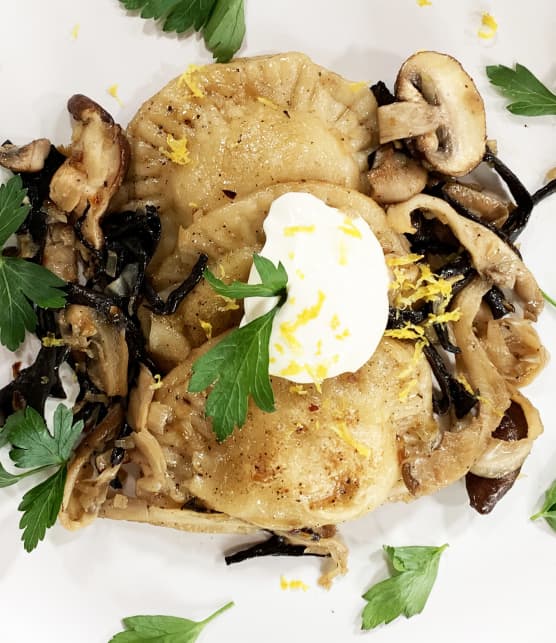 Pierogi à la choucroute, poêlée de champignons et crème sûre assaisonnée