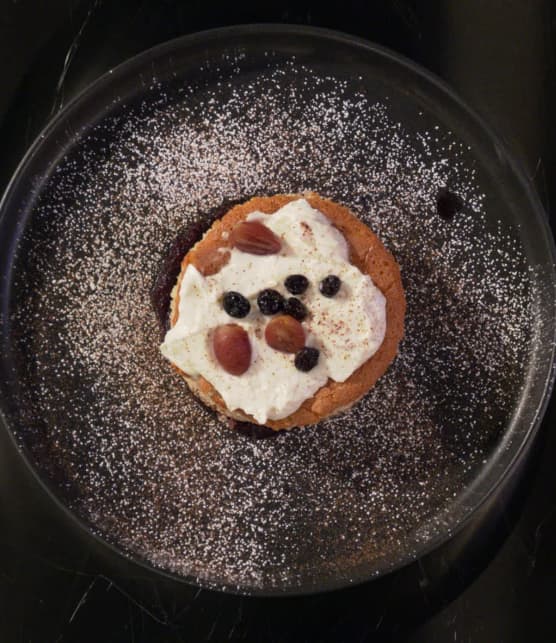 Gâteau au lait chaud et cannelle avec compote de bleuets, raisins et cannelle, glaçage au chèvre & zestes de citron