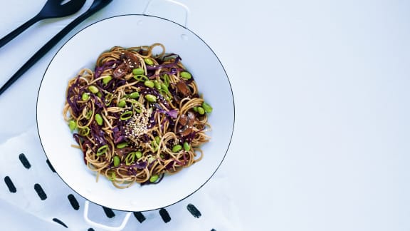 Nouilles soba au chou rouge et aux champignons café