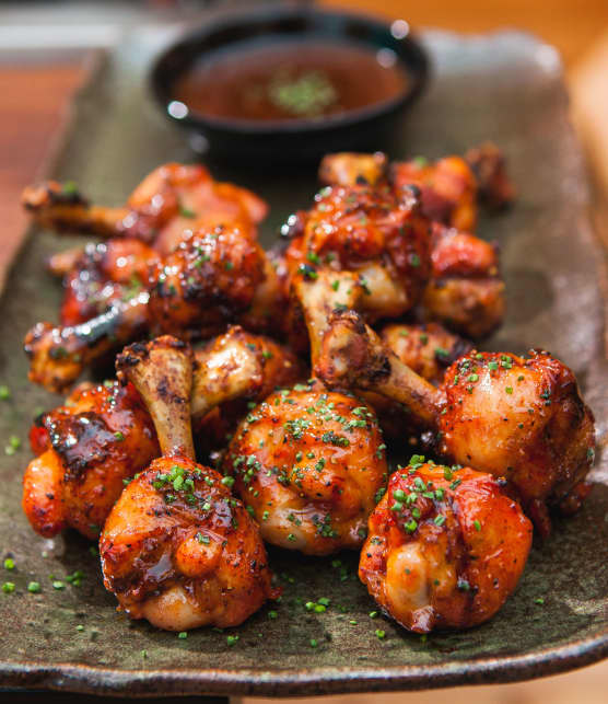 ailes de poulet piquantes à l’érable sur le BBQ