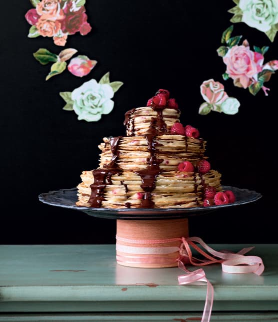 Gâteau étagé aux crêpes, crème pâtissière au chocolat et aux framboises et ganache noire