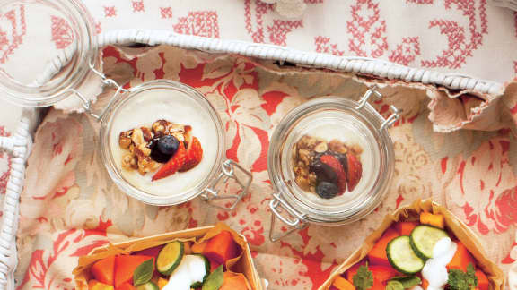 Yogourt aux fruits et croustillant au miel et aux noix