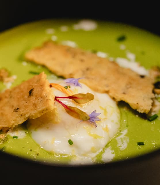 Velouté de pois verts, œuf poché, sablés au cèdre et noix de pin