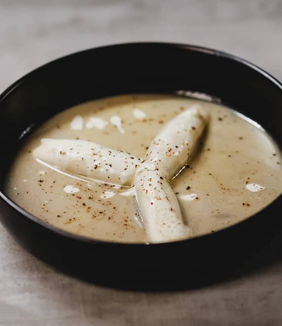 Bouillon d’oignons, quenelles à la fondue au fromage, crème de bleu
