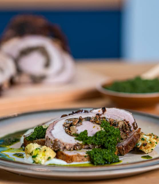 Longe de porc farcie aux champignons et bacon, purée de chou-fleur et chimichurri