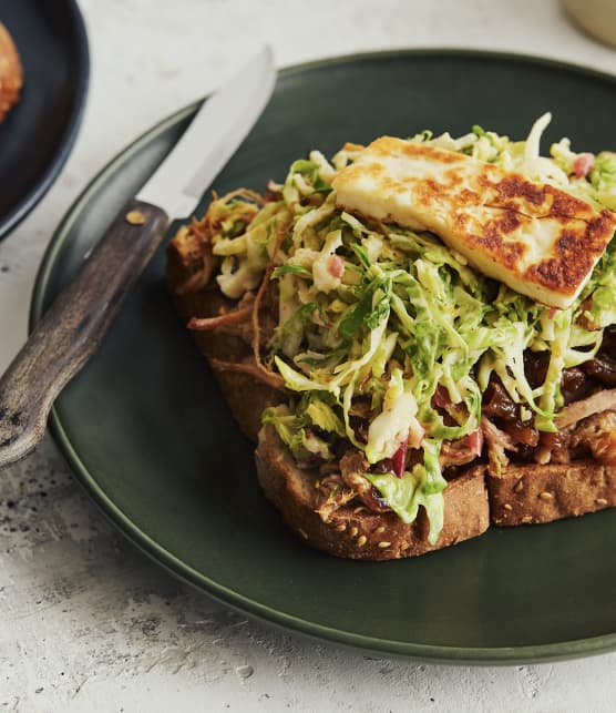 Tartines au porc effiloché & salade de choux de Bruxelles