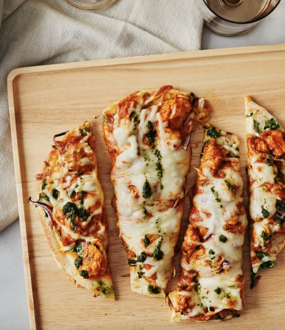 Pizza poulet au beurre avec sauce à la menthe & salade de tomates et concombre