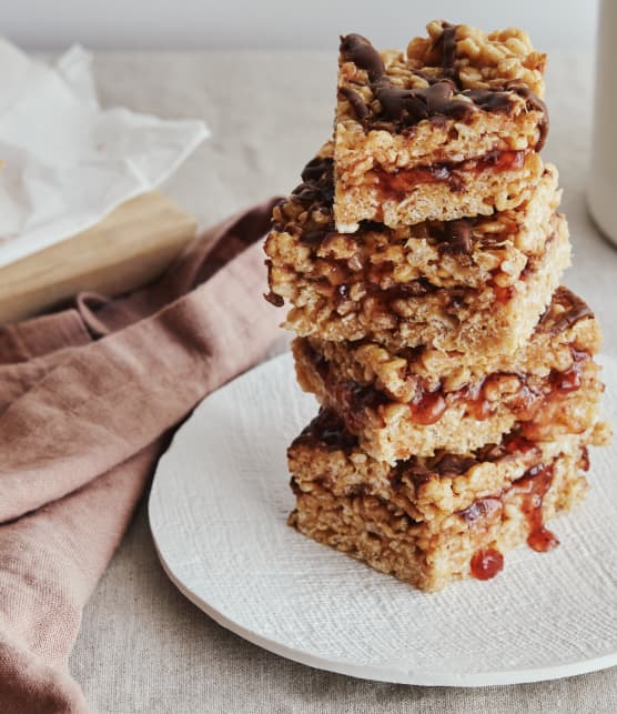 Carrés de riz soufflé au beurre d’arachide, à la confiture & à la sauce au chocolat